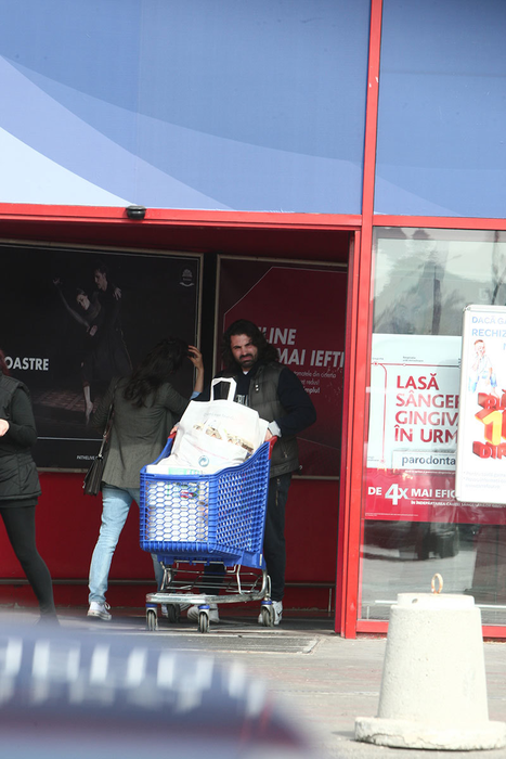 Pepe iese din hypermarket cu căruciorul plin de cumpărături