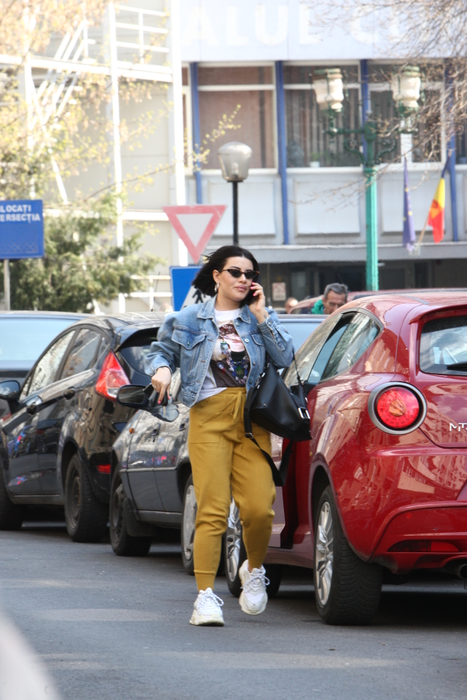 Nicoleta Nucă face un ocol, pentru a ajunge la trotuar