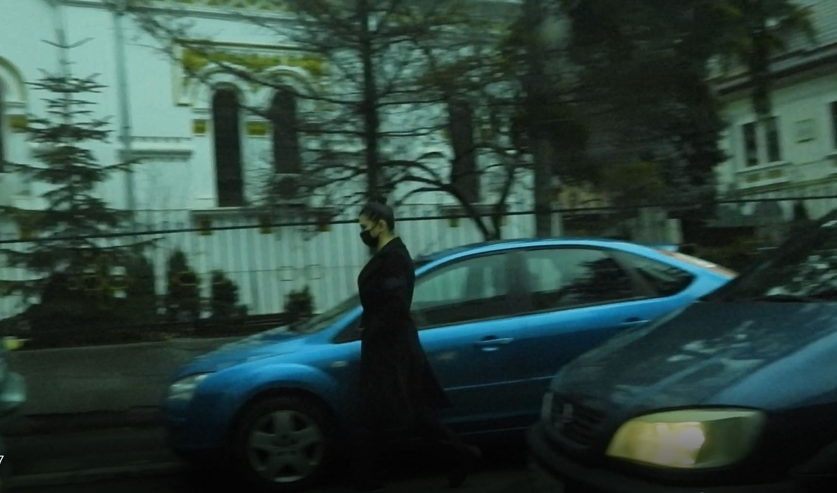 Elena Băsescu, în apropierea bisericii Sfântul Mina (Foto: CANCAN.RO)