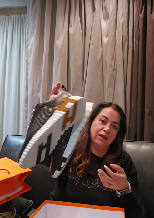 Cât costă, de fapt, adidașii Hermes pe care Oana Roman i-a cumpărat din Franța: ”Măcar mă aleg cu ceva”