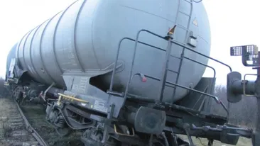 Vagonul unui tren încărcat cu substanțe periculoase a deraiat în Caraș-Severin