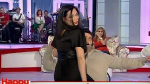 Nicoleta Luciu s-a facut fata rea! Uite-o cum danseaza senzual in poala unui barbat insurat! Oare ce crede iubitul ei, Zsolt?