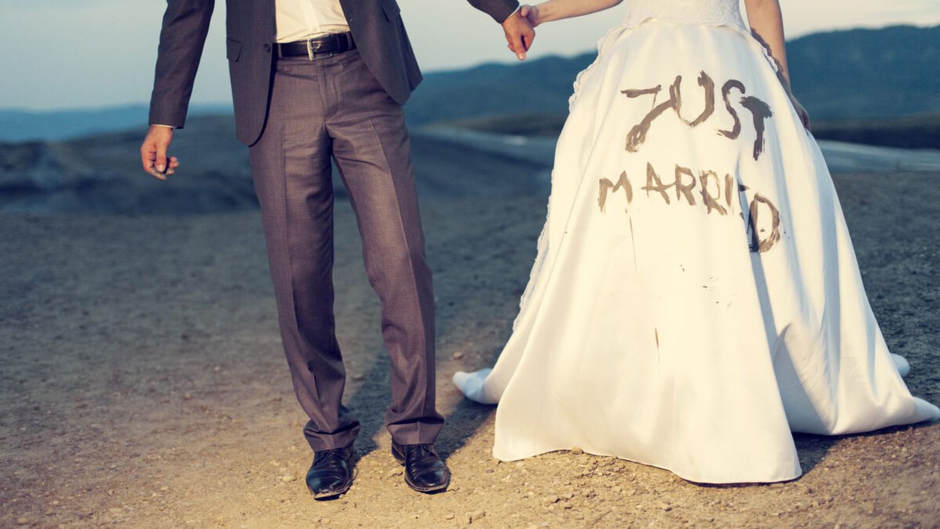 De necrezut! Ce a pățit o femeie din București care a postat pe Facebook că își caută nași de nuntă