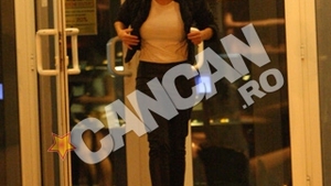 Simona Sensual, sampanie si comedie la bowling: baietii cu muschi i-au dat tarcoale, dar fara succes! Plictisit, unul a adormit cu capul pe masa!