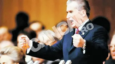 Nicolae Ceausescu era talentat la muzica: S-a imbatat la o petrecere si a cantat 'Asa beu oamenii buni'! Canta bine