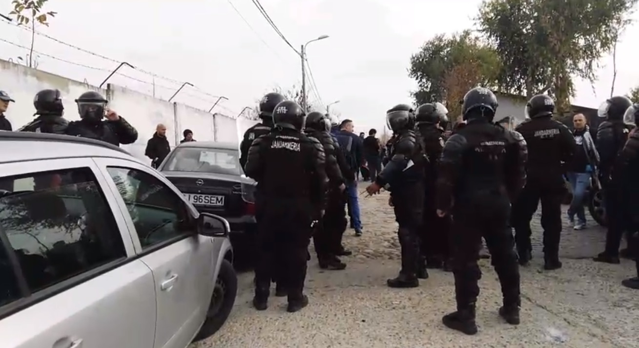 Violențe la Craiova, înainte de meciul  CSU II - FCU. Jandarmii au dat cu gaze lacrimogene