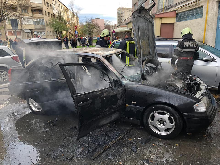 Panică în Satu Mare. O mașină a ars în totalitate, în fața unui bloc!