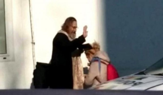 După celebrul „medic fals”, a fost găsit un preot fals, în Suceava! Imagini fabuloase de la spovedanie