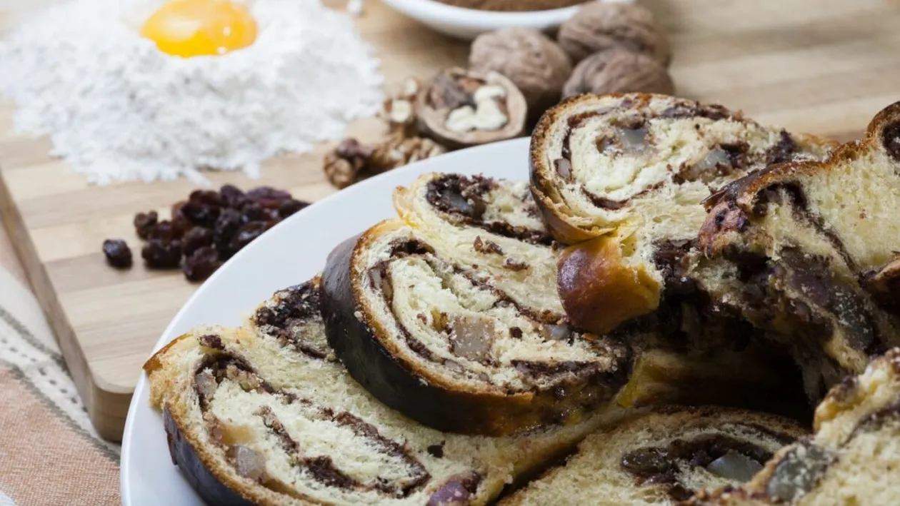 Câte calorii are o singură felie de cozonac. Câte poți mânca de Revelion fără să te îngrași