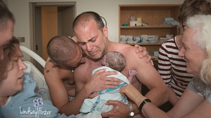 Momentul EMOTIONANT doi tati gay isi tin in brate pentru prima oara fiul! Motivul incredibil pentru care s-au dezbracat