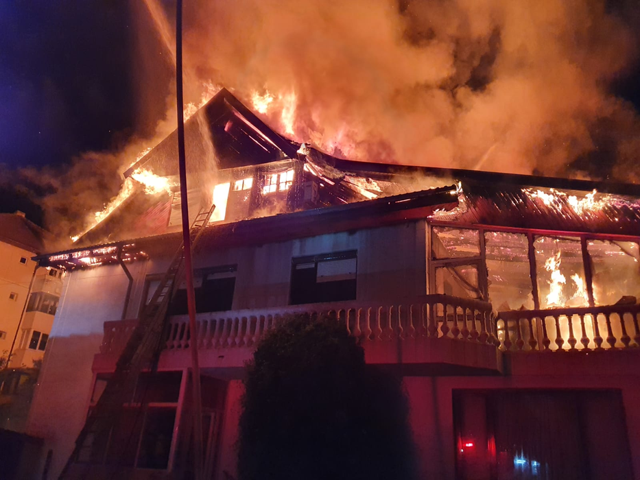 FOTO | Incendiu îngrozitor la Bacău! Un tânăr de 18 ani a fost găsit carbonizat