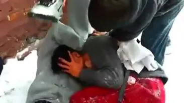 Violente inimaginabile! O gasca de pusti il rupe in bataie pe un coleg de liceu pentru ca este chinez! Vezi cum il snopesc si cum el ii implora sa il lase!
