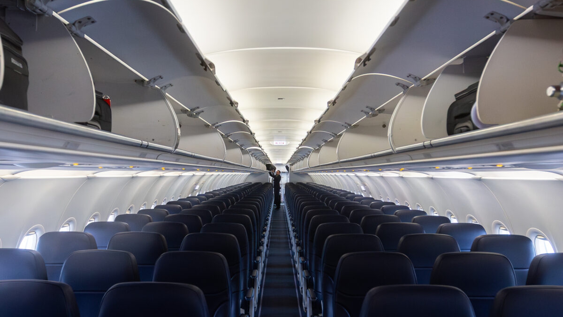 Panică pe aeroportul din Băneasa! Pasagerii Wizz Air au fost evacuați, după ce o flacără a apărut sub avion