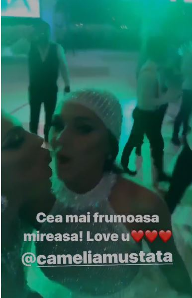 Camelia și prietena ei se pupă de fericire
