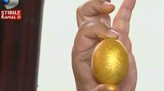 VIDEO Regele Cioaba se pregateste de un Paste ca in povesti! Chiar daca nu are gasca magica, a facut rost de ouale de aur! Vezi cum le-a vopsit