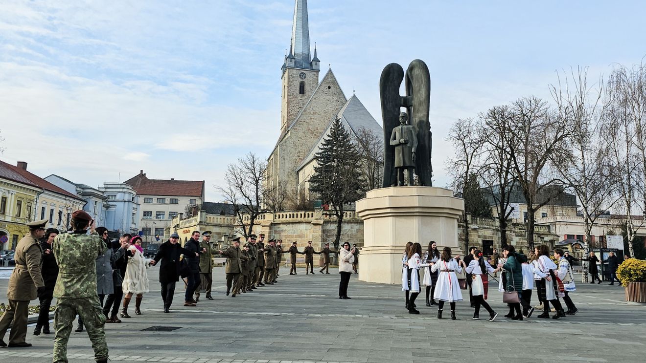 Elevi în costume populare, ținuți în frig la Dej de Mica Unire. Au fost puși să cânte și să facă poze cu aleșii locali, care erau bine îmbrăcați