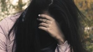 Ordin de restricție pentru un minor care și-a agresat iubita, în plină stradă! „Ambulanța m-a dus la spital unde am stat 5 zile”