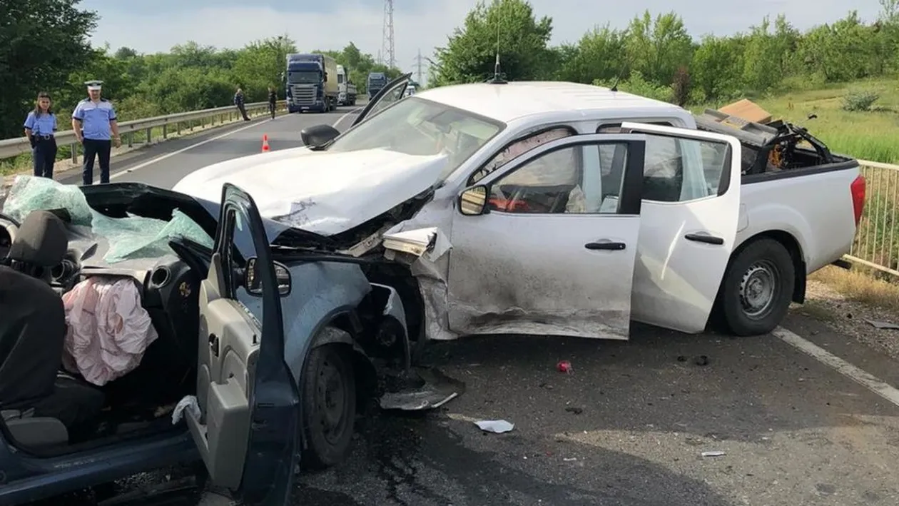 Accident mortal în Teleorman. Două persoane au murit pe loc, iar mașinile s-au făcut praf