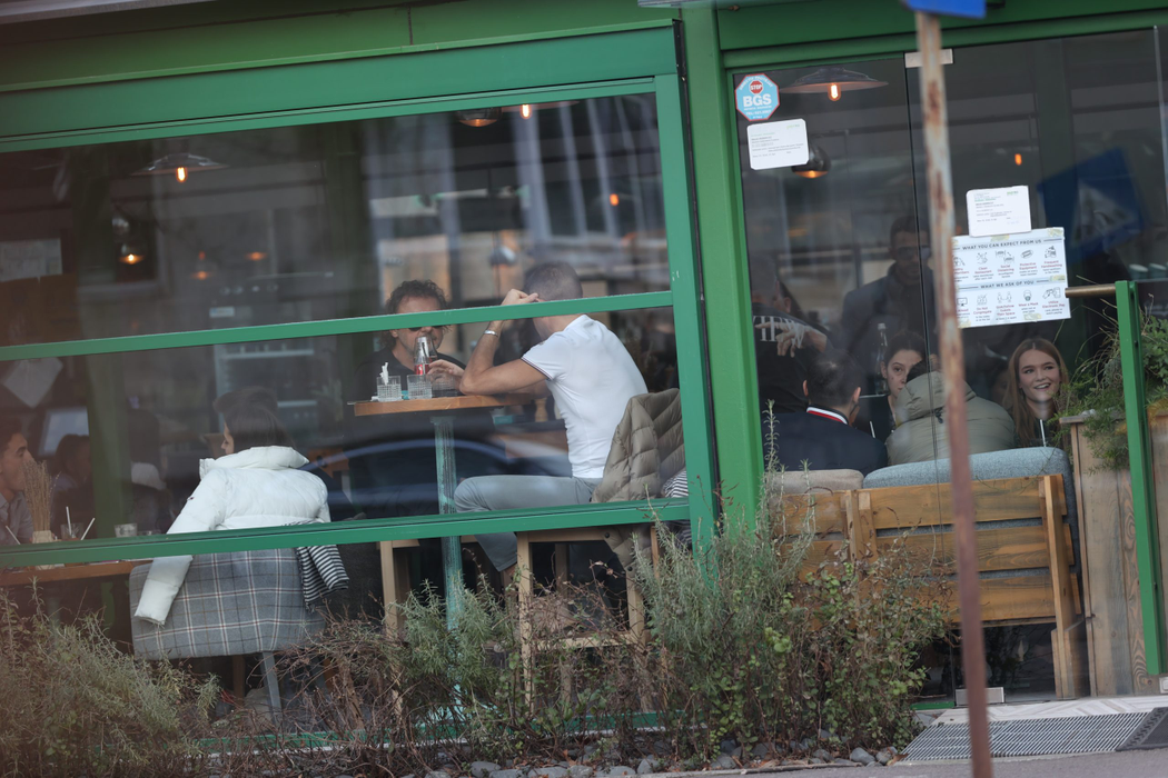 Cristian Boureanu a pus țara la cale, alături de un prieten, la un restaurant din Capitală