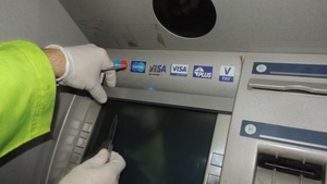 Ce a pățit un hoț din Dâmbovița, după ce a vrut să "spargă" un bancomat dintr-o fostă primărie