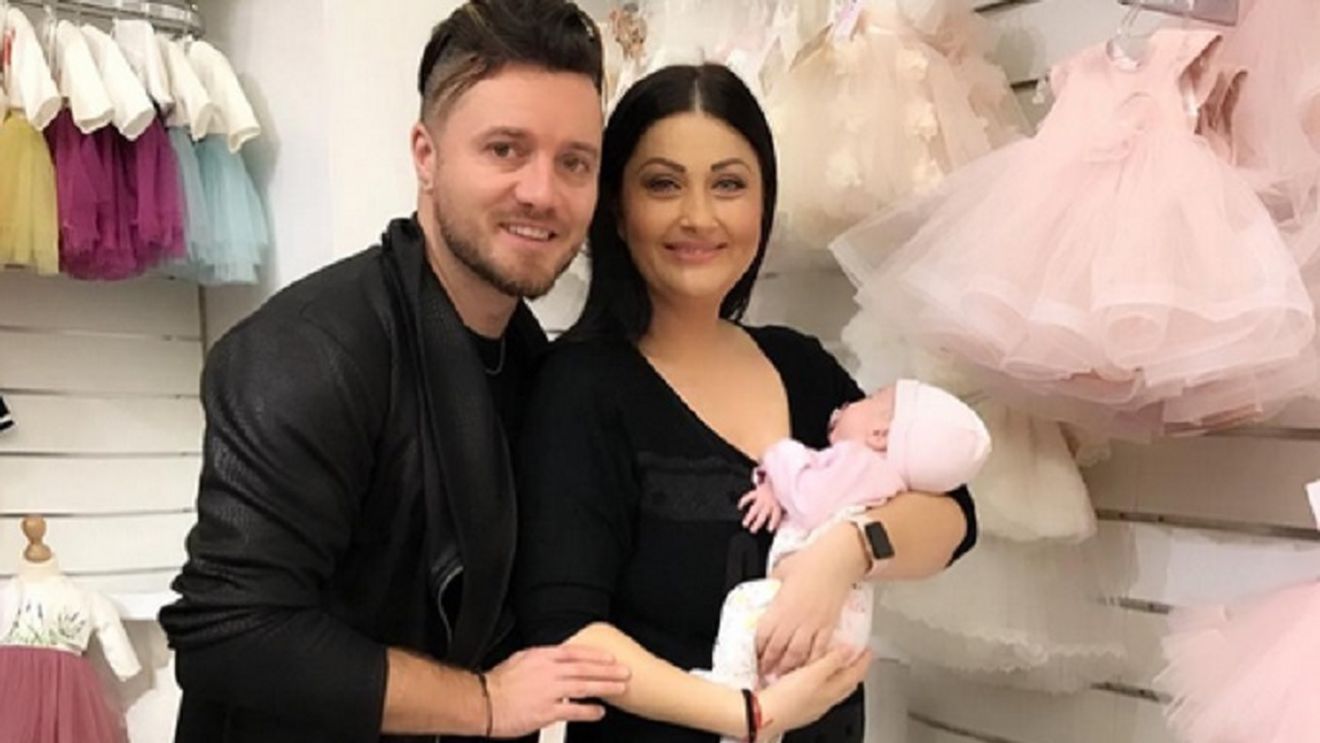 Prima ieşire la mall cu părinţii. Gabriela Clonda şi Tavi Clonda s-au asortat din cap până în picioare. Cum au îmbrăcat-o pe Victoria: "OMG, ce frumoşi sunteţi!"