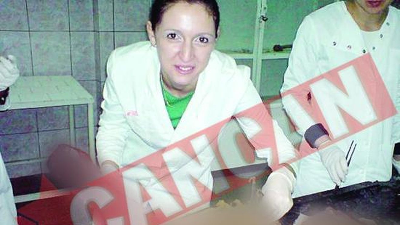 Profesoara si-a lasat studentele sa se fotografieze