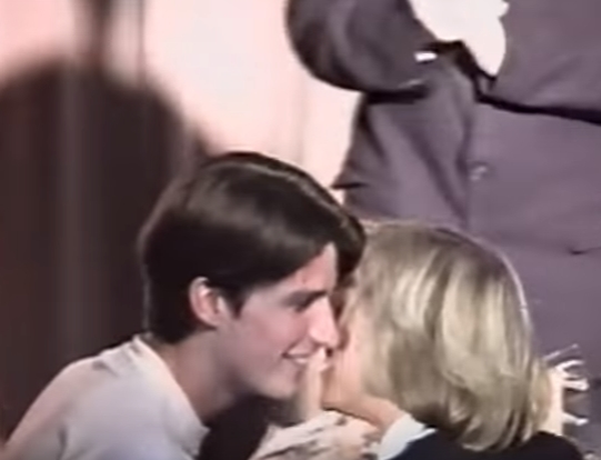 Cum arăta Brigitte Macron în tinereţe, atunci când preşedintele Franţei s-a îndrăgostit de ea