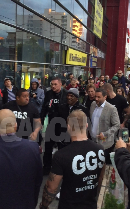 MIKE TYSON, păzit mai ceva ca un şef de stat! Din coloana oficială au făcut parte un Rolls Royce şi un Cadillac! Imagini realizate în această seară, în Bucureşti