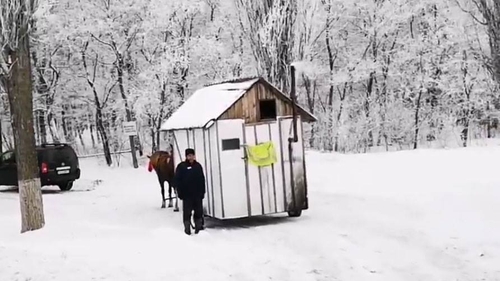 Ciobanul din Botoșani care și-a pus casa pe roți și e trasă de cai! Nea Ion își plimbă nevasta gravidă prin sat