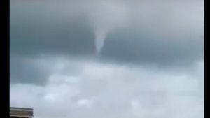 Fenomen meteorologic neobişnuit la Marea Neagră.  O trombă marină cu aspect de tornadă, vizibilă pe țărmul din Eforie Sud