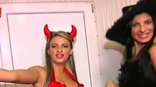 VIDEO Andreea Tonciu despre cum cucereste barbatii: "Arma mea ascunsa e sub fusta!" Buruiana si Tonciu si-au pregatit armele pentru Halloween!