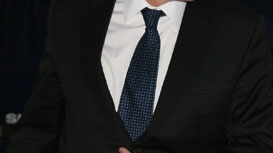 Gordon Brown mananca mai multe banane decat un cimpanzeu