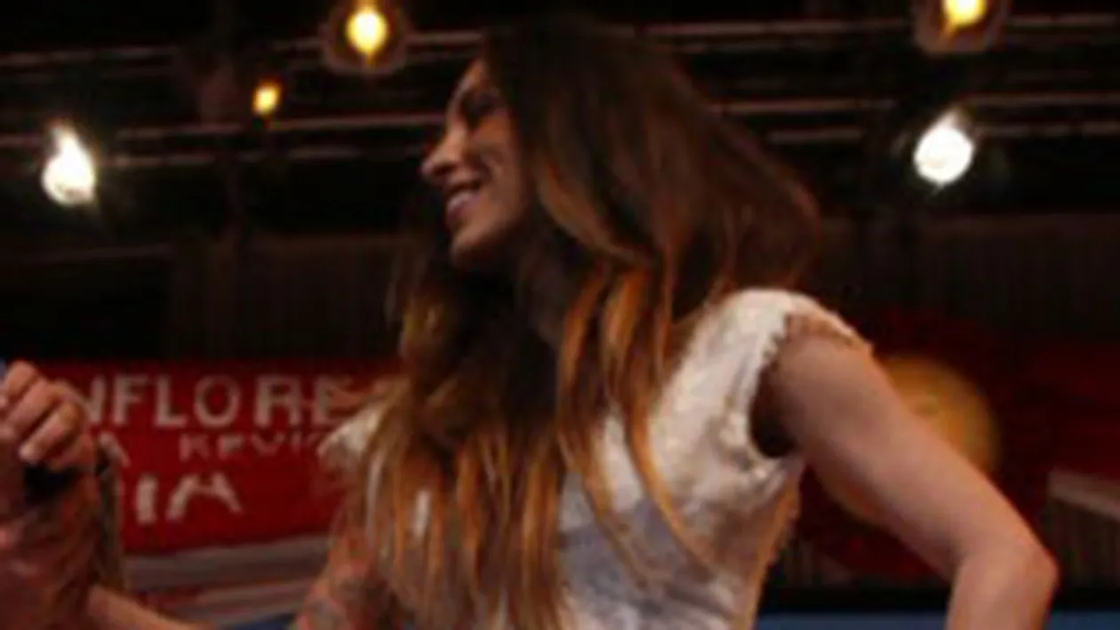 Ruby, aparitie de senzatie la premiile TV Mania! Rochia scurta i-a lasat la vedere ASTA, iar intreaga scena a fost imortalizata