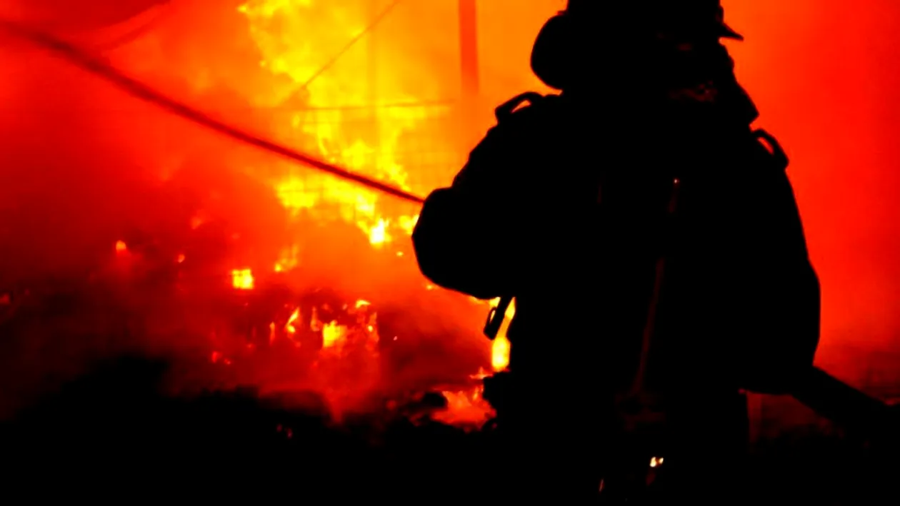 Incendiu într-un bloc din Suceava, pompierii au evacuat nouă persoane. Un bărbat a ajuns la spital