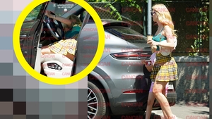 Andreea Bălan, show total în noul bolid de 150.000 €! A dat "flash-uri" cu fustița super scurtă și i-a lăsat pe toți cu gurile căscate