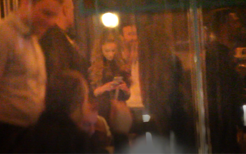 Bianca Drăgușanu, zâmbește, cu ochii în telefon! Ce mesaje o fi primit?