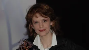 Cum de a ajuns astrologul de serviciu? Oana Hanganu, cantareata care a scandalizat juriul de la Mamaia cand s-a imbracat in blugi!