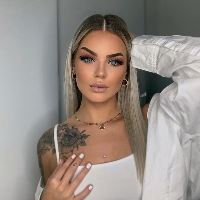 Emily e blonda care face "ravagii" pe Instagram! Poartă lentile de contact și are gene false și nu lasă nimic să-i scape! 