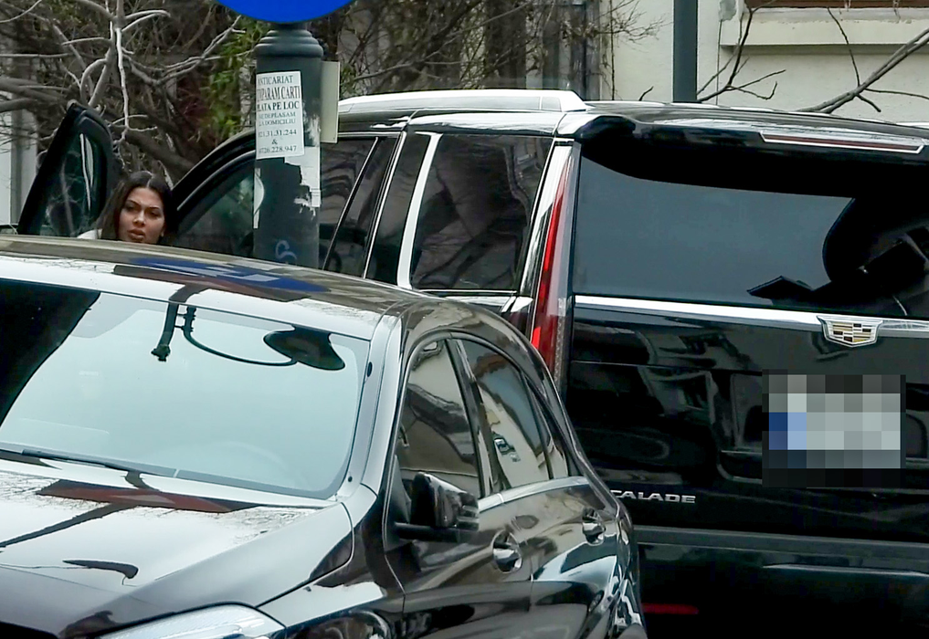 Roxana Dobre a ieșit în oraș la bordul unui Cadillac Escalade (Foto: CANCAN.RO)