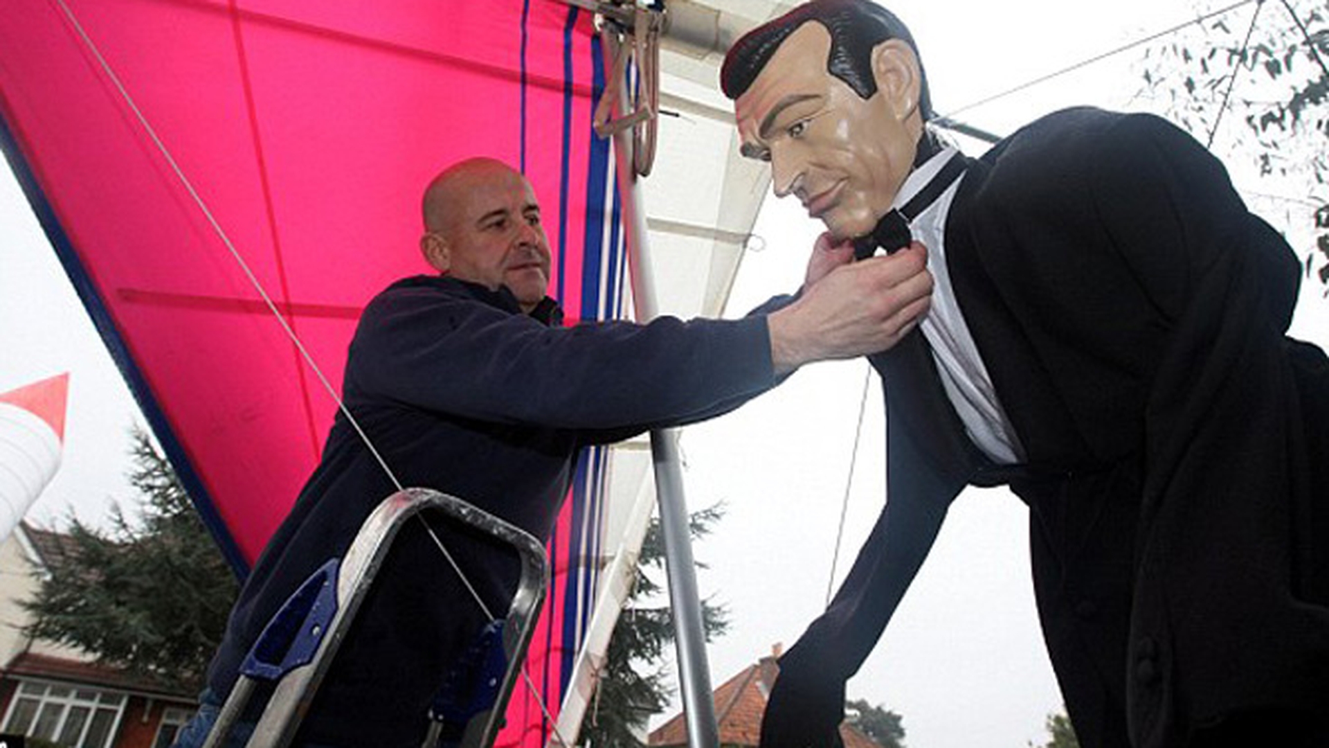 Si-au facut casa ca pentru James Bond
