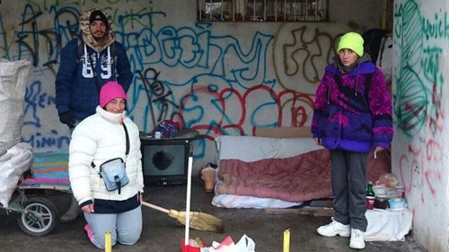 Traiesc in conditii greu de imaginat. O familie traieste in spatele unui bloc din Mihai Bravu