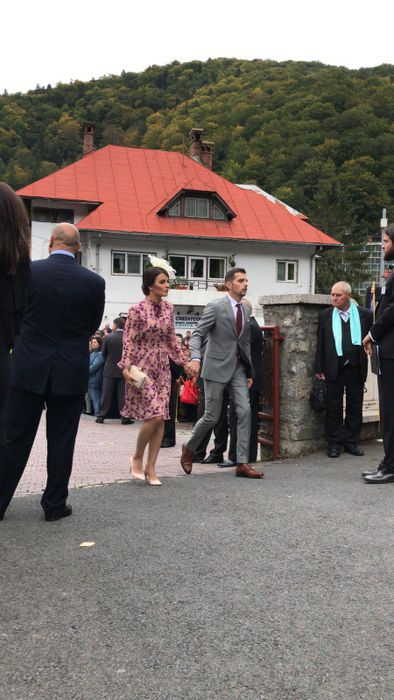Primii invițati la ”Nunta anului” și-au făcut apariția la Biserica Sfântul Ilie din Sinaia