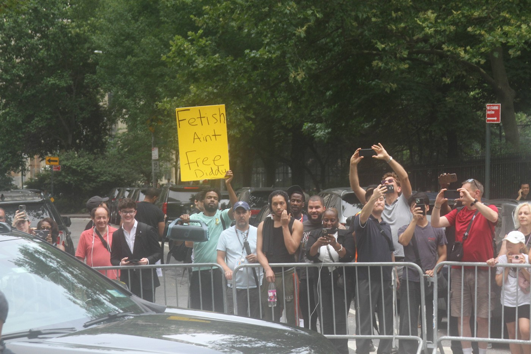 Fanii lui Sean „Diddy” Combs sărbătorind verdictul juriului. Foto: Profimedia