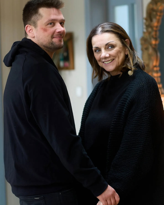 Marian Olteanu îi calcă pe urme lui Mihai Trăistariu. Actorul s-a combinat cu Lolita Cercel, artista generată cu AI: „Fizic e top”