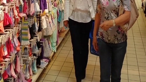 Alerta la hypermarket! Cand Prima Doamna a Romaniei vrea sa ii faca o surpriza nepotelei, o face cu SPP-ul!