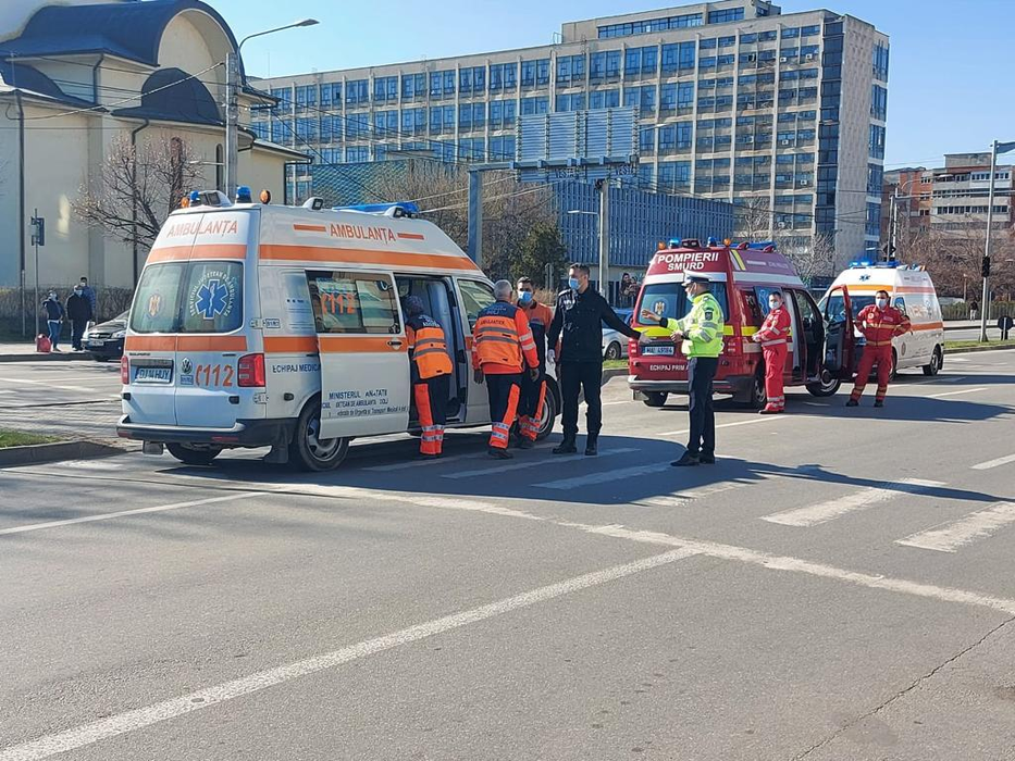 O femeie a fost lovită de o ambulanță pe trecerea de pietoni, în Craiova
