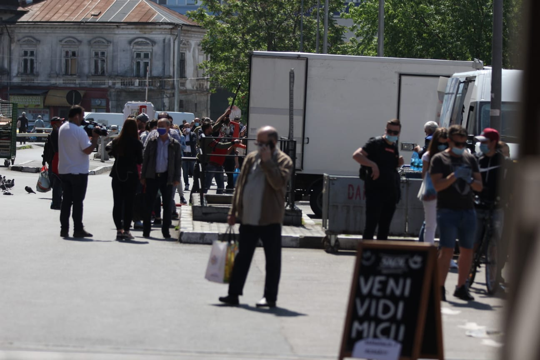 Coadă uriașă la mici, de 1 Mai, la Terasa Obor