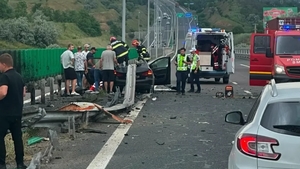 Autostrada A2, blocată după un accident violent. O femeie și un copil mic au fost răniți