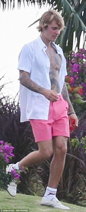 GALERIE FOTO. Au făcut spectacol la nunta tatălui său! Justin Bieber și Selena Gomez, poze incendiare! S-au pipăit de față cu toată lumea!