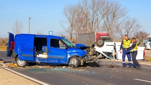 Microbuz înmatriculat în România, implicat într-un accident mortal pe un drum din Ungaria. Șoferul român a murit, iar alte trei persoane au fost transportate la spital